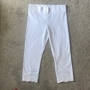 HUE White Capri Pants with Scalloped Hem
